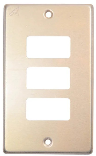 PLACA DE ALUMINIO PARA 3 MODULOS COLOR DORADO 